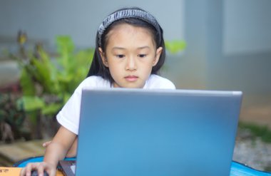 dizüstü bilgisayar kullanarak, sevimli, küçük Asyalı kız