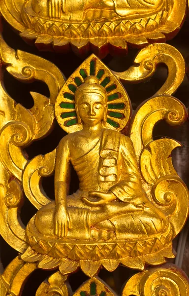 Скульптура Будды на стене — стоковое фото