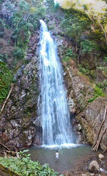 Людина againts водоспад — стокове фото