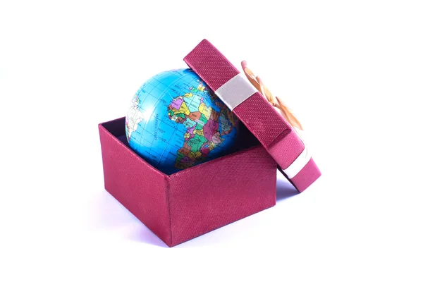 Un mondo globo in una confezione regalo Immagini Stock Royalty Free