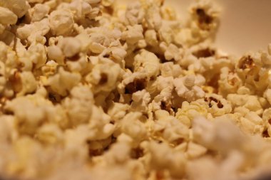 Yakın plan yakın plan patlamış mısır çekirdekleri ve sığ alan derinliği. Yüksek kalite fotoğraf