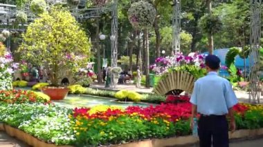 Ho Chi Minh Şehri, Vietnam - 22 Ocak 2020: Sanatsal olarak dekore edilmiş park çiçeği festivali birçok turisti Ho Chi Minh City, Vietnam 'da yeni yıl kutlamalarına davet etti.