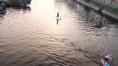 Ho Chi Minh Şehri, Vietnam - 19 Ocak 2020: Ho Chi Minh şehrinde öğleden sonra geç saatlerde nehir kenarındaki çiçek pazarı boyunca yüzen arazi manzaralı turistler