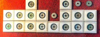 Mac Hanedanı 'nın saltanatındaki eski paraları topluyor. 1428 - 1677 yılları arasında Vietnam' da feodal dönem. Bu, memurun sarayda büyük başarı elde etmesi için ödül olarak kullanılan bronz paralardan yapılmıştır.