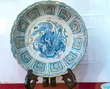 Antik seramik geleneksel bir Vietnam porselenidir. 16. yüzyıl. O zamanlar zenginlerde araç gereç kullanılıyordu.