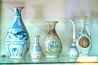Antik seramik geleneksel bir Vietnam porselenidir. 16. yüzyıl. O zamanlar zenginlerde araç gereç kullanılıyordu.