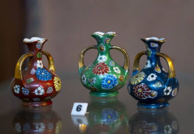 Antik polikrom seramikler 18. yüzyıl ve 19. yüzyıl başları porselenleri. Bu eşyalar o zamanlar Vietnam 'da zengin feodalizmiyle süslenmişti.