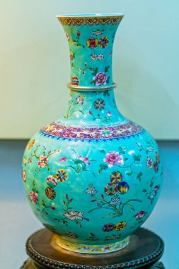 Antik polikrom seramikler 18. yüzyıl ve 19. yüzyıl başları porselenleri. Bu eşyalar o zamanlar Vietnam 'da zengin feodalizmiyle süslenmişti.