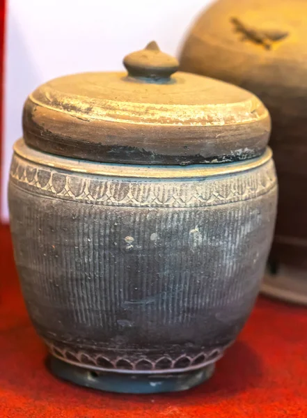 トラン王朝のアンティーク陶器は 伝統的なベトナムの磁器14世紀 これらは ベトナムで当時の封建時代の裕福で強力な家族のために使用されるオブジェクトです — ストック写真