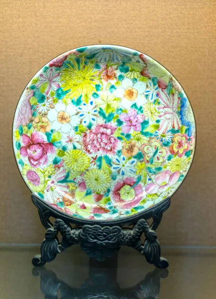 18世纪和19世纪初的中国古董多色陶瓷 这些东西当时在越南是以丰富的封建主义作装饰的 — 图库照片