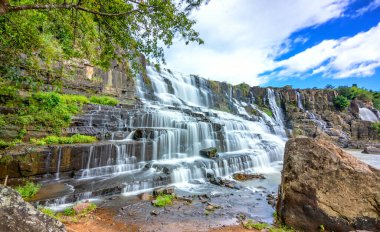 Kış öğleden sonra erken saatlerde kayaların üzerinde akan su ve hareket eden bulutlar en güzel su hattı dağları için muhteşem bir güzellik yaratır.