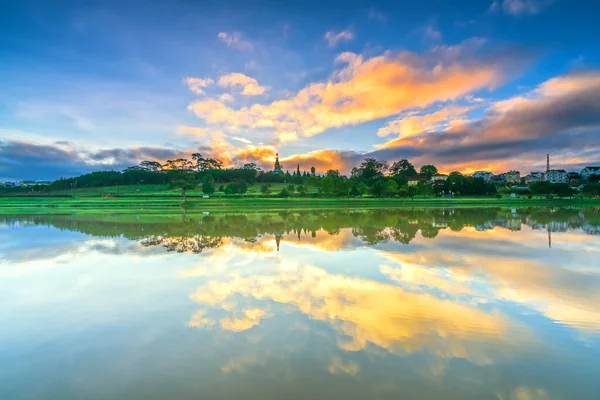 Amanecer Junto Gran Lago Con Impresionantes Nubes Reflejándose Colorido Agua —  Fotos de Stock