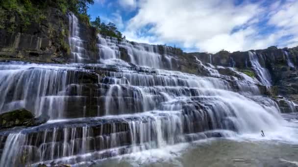 Timelapse Waterval Vroege Wintermiddag Met Water Stroomt Rotsen Bewegende Wolken — Stockvideo