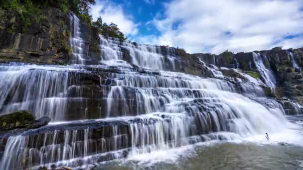 Wodospad Timelapse Wczesnym Zimowym Popołudniem Wodą Przepływającą Przez Skały Poruszającymi — Wideo stockowe