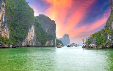 Halong Körfezi, Vietnam 'ın kayalıkları arasında rüya gibi gün batımı burası UNESCO Dünya Mirası Alanı, Kuzey Vietnam' da çok güzel bir doğa harikası.