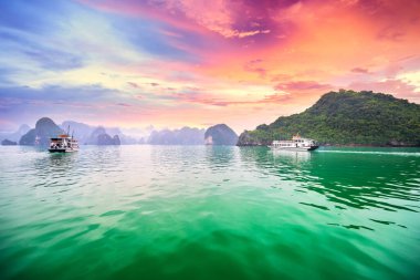 Halong Körfezi, Vietnam 'ın kayalıkları arasında rüya gibi gün batımı burası UNESCO Dünya Mirası Alanı, Kuzey Vietnam' da çok güzel bir doğa harikası.