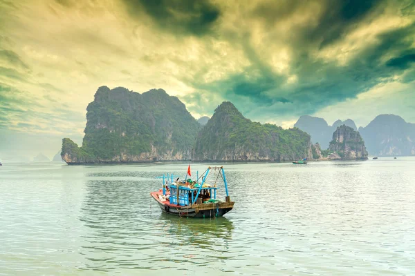 Sněný Západ Slunce Mezi Skalami Halong Bay Vietnam Unesco Světového — Stock fotografie