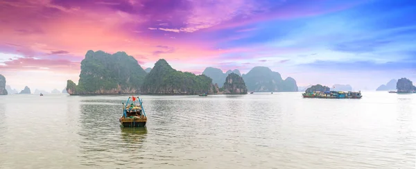 Dreamy Sunset Rocks Halong Bay Vietnam Unesco World Heritage Site — Foto Stock