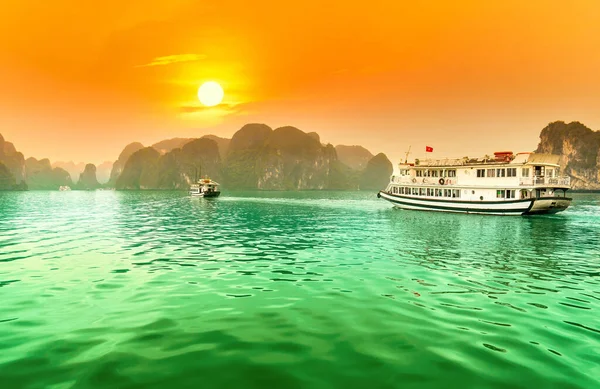 Dromerige Zonsondergang Halong Bay Vietnam Toeristisch Cruiseschip Drijvend Tussen Kalkstenen — Stockfoto