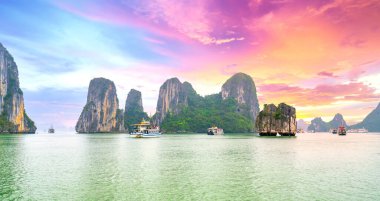 Halong Körfezi, Vietnam 'ın kayalıkları arasında rüya gibi gün batımı burası UNESCO Dünya Mirası Alanı, Kuzey Vietnam' da çok güzel bir doğa harikası.