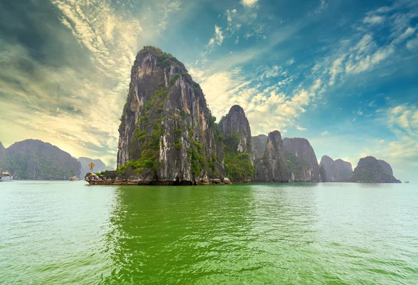 ベトナムのハロン湾の岩の間で夢のような夕日 これは ユネスコの世界遺産です それは北部のベトナムで美しい自然の驚異です — ストック写真