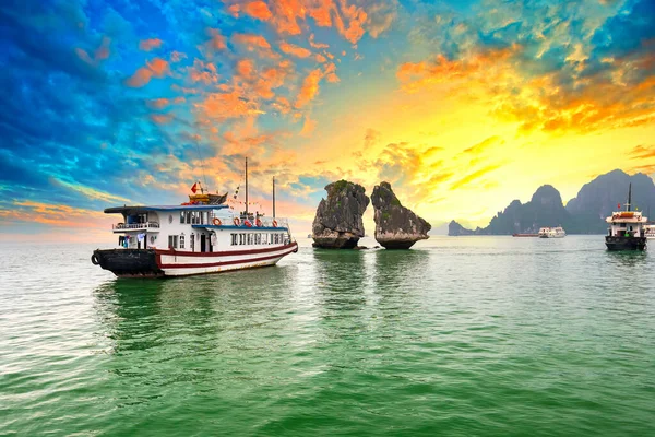 ベトナムのハロン湾で夢のような夕日 石灰岩の岩の間に浮かぶ観光クルーズ船 これはユネスコの世界遺産で ベトナム北部の美しい自然の驚異です — ストック写真
