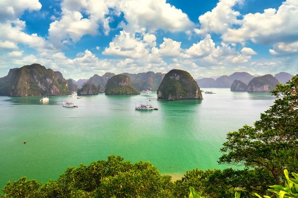 Pemandangan Indah Antara Bebatuan Halong Bay Vietnam Ini Adalah Situs — Stok Foto