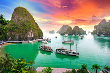 Halong Körfezi 'nin rüya gibi günbatımı manzarası, Çayırdan Vietnam manzarası. Burası UNESCO Dünya Mirası Alanı. Kuzey Vietnam 'da çok güzel bir doğa harikası.