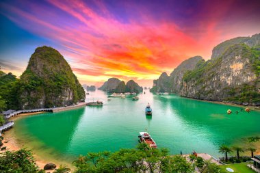 Halong Körfezi 'nin rüya gibi günbatımı manzarası, Çayırdan Vietnam manzarası. Burası UNESCO Dünya Mirası Alanı. Kuzey Vietnam 'da çok güzel bir doğa harikası.