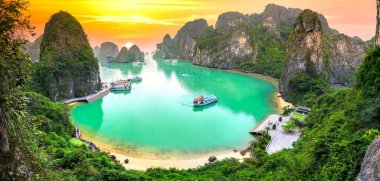 Halong Körfezi 'nin rüya gibi günbatımı manzarası, Çayırdan Vietnam manzarası. Burası UNESCO Dünya Mirası Alanı. Kuzey Vietnam 'da çok güzel bir doğa harikası.