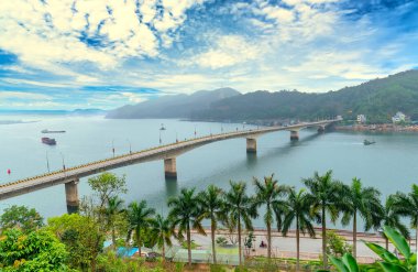 Van Don köprüsü, Cam Pha City 'yi Quang Ninh, Vietnam' daki Van Don yarımadasına bağlıyor.