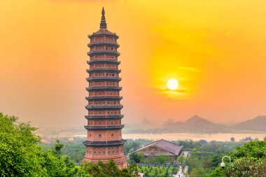 Sunset Bai Dinh Pagoda Vietnam 'daki en büyük tapınak kompleksi, Trang An, Ninh Binh