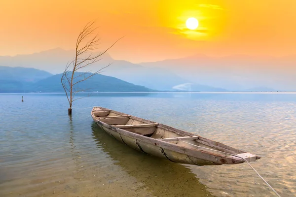 Gün Batımında Büyük Gölde Balıkçı Teknesi Orta Vietnam Balıkçıların Balıklarını — Stok fotoğraf