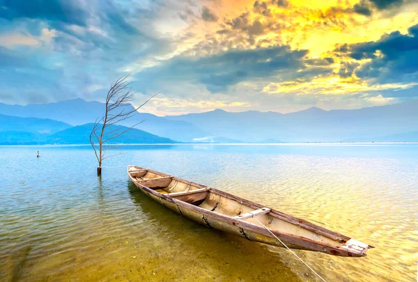 Vissersboot Grote Lagune Bij Zonsondergang Hemel Dit Het Belangrijkste Vervoermiddel — Stockfoto