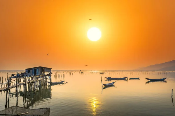 Gün Batımında Büyük Gölde Balıkçı Teknesi Orta Vietnam Balıkçıların Balıklarını — Stok fotoğraf