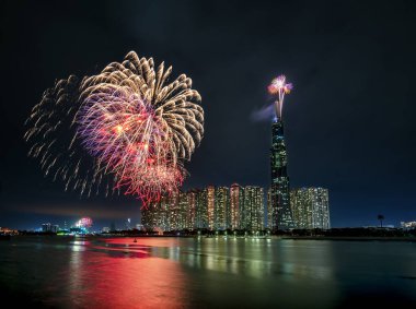 Havai fişekler mutlu yeni yıl 2021, Ho Chi Minh şehir manzarası üzerinde gökyüzünü aydınlatıyor. Landmark 81 nehir tarafından. 81, Vietnam 'daki en yüksek binadır.