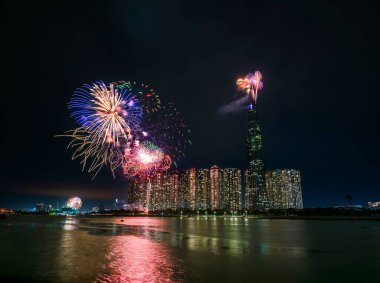 Havai fişekler mutlu yeni yıl 2021, Ho Chi Minh şehir manzarası üzerinde gökyüzünü aydınlatıyor. Landmark 81 nehir tarafından. 81, Vietnam 'daki en yüksek binadır.
