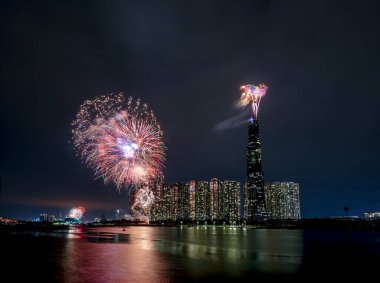 Havai fişekler mutlu yeni yıl 2021, Ho Chi Minh şehir manzarası üzerinde gökyüzünü aydınlatıyor. Landmark 81 nehir tarafından. 81, Vietnam 'daki en yüksek binadır.