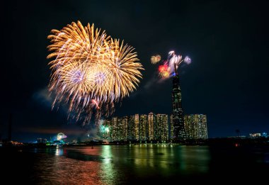 Havai fişekler mutlu yeni yıl 2021, Ho Chi Minh şehir manzarası üzerinde gökyüzünü aydınlatıyor. Landmark 81 nehir tarafından. 81, Vietnam 'daki en yüksek binadır.