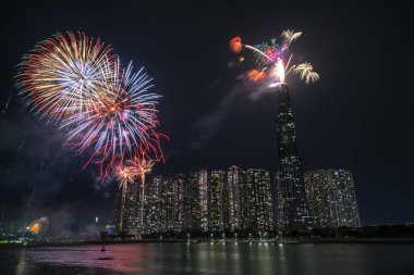 Havai fişekler mutlu yeni yıl 2021, Ho Chi Minh şehir manzarası üzerinde gökyüzünü aydınlatıyor. Landmark 81 nehir tarafından. 81, Vietnam 'daki en yüksek binadır.