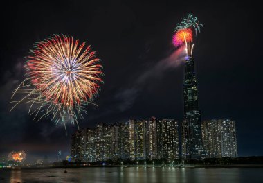 Havai fişekler mutlu yeni yıl 2021, Ho Chi Minh şehir manzarası üzerinde gökyüzünü aydınlatıyor. Landmark 81 nehir tarafından. 81, Vietnam 'daki en yüksek binadır.
