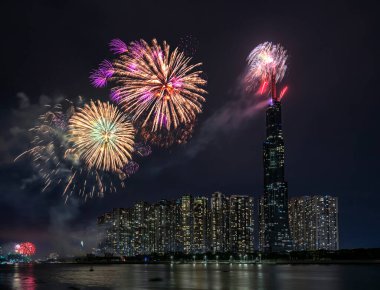 Havai fişekler mutlu yeni yıl 2021, Ho Chi Minh şehir manzarası üzerinde gökyüzünü aydınlatıyor. Landmark 81 nehir tarafından. 81, Vietnam 'daki en yüksek binadır.
