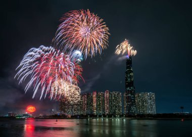 Havai fişekler mutlu yeni yıl 2021, Ho Chi Minh şehir manzarası üzerinde gökyüzünü aydınlatıyor. Landmark 81 nehir tarafından. 81, Vietnam 'daki en yüksek binadır.