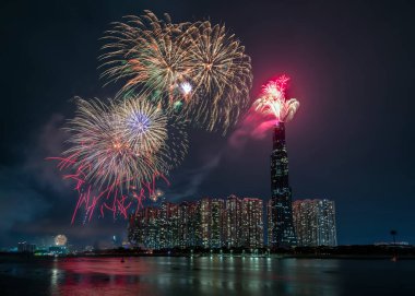 Havai fişekler mutlu yeni yıl 2021, Ho Chi Minh şehir manzarası üzerinde gökyüzünü aydınlatıyor. Landmark 81 nehir tarafından. 81, Vietnam 'daki en yüksek binadır.