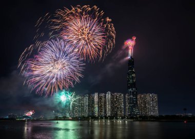 Havai fişekler mutlu yeni yıl 2021, Ho Chi Minh şehir manzarası üzerinde gökyüzünü aydınlatıyor. Landmark 81 nehir tarafından. 81, Vietnam 'daki en yüksek binadır.
