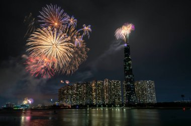 Havai fişekler mutlu yeni yıl 2021, Ho Chi Minh şehir manzarası üzerinde gökyüzünü aydınlatıyor. Landmark 81 nehir tarafından. 81, Vietnam 'daki en yüksek binadır.