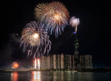 Havai fişekler mutlu yeni yıl 2021, Ho Chi Minh şehir manzarası üzerinde gökyüzünü aydınlatıyor. Landmark 81 nehir tarafından. 81, Vietnam 'daki en yüksek binadır.