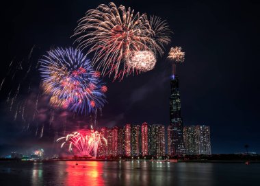 Havai fişekler mutlu yeni yıl 2021, Ho Chi Minh şehir manzarası üzerinde gökyüzünü aydınlatıyor. Landmark 81 nehir tarafından. 81, Vietnam 'daki en yüksek binadır.