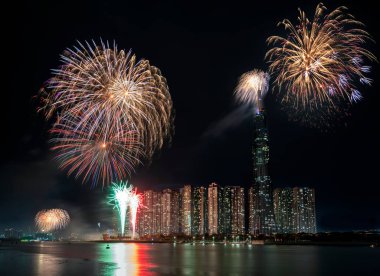 Havai fişekler mutlu yeni yıl 2021, Ho Chi Minh şehir manzarası üzerinde gökyüzünü aydınlatıyor. Landmark 81 nehir tarafından. 81, Vietnam 'daki en yüksek binadır.