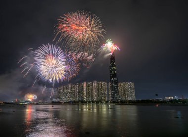 Havai fişekler mutlu yeni yıl 2021, Ho Chi Minh şehir manzarası üzerinde gökyüzünü aydınlatıyor. Landmark 81 nehir tarafından. 81, Vietnam 'daki en yüksek binadır.
